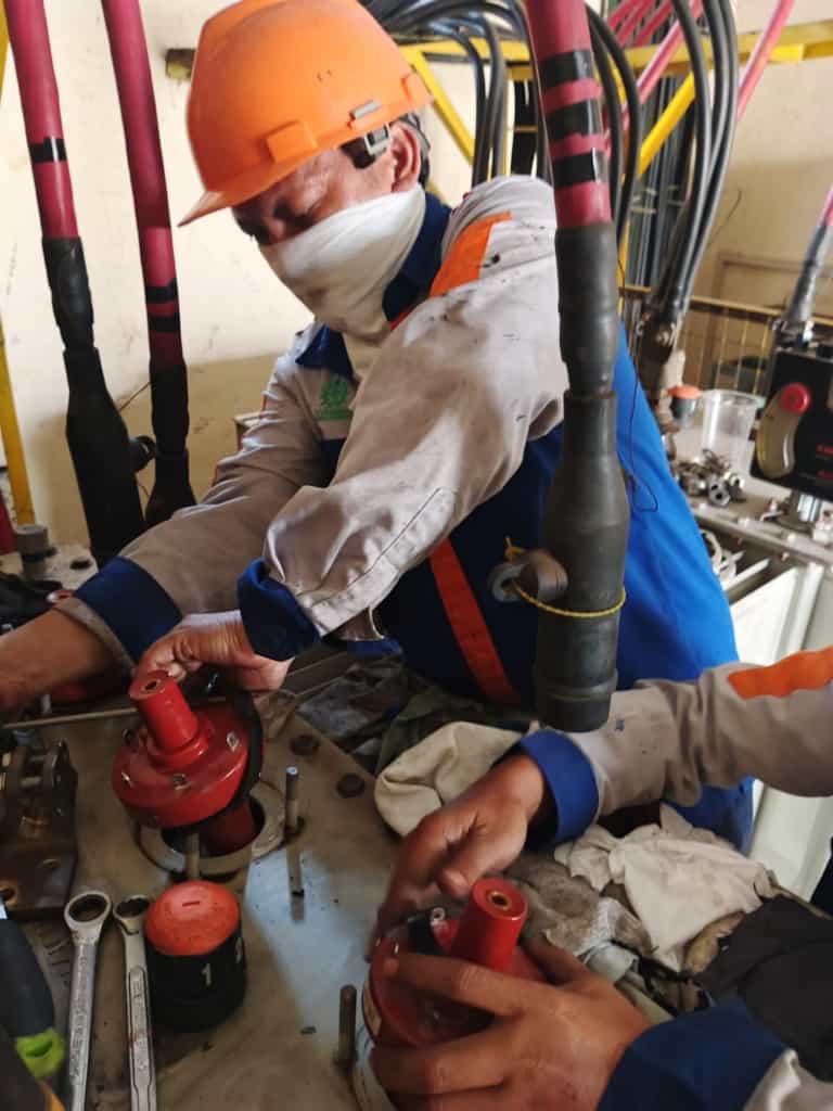 Maintenance trafo dan Panel di PT COSMO